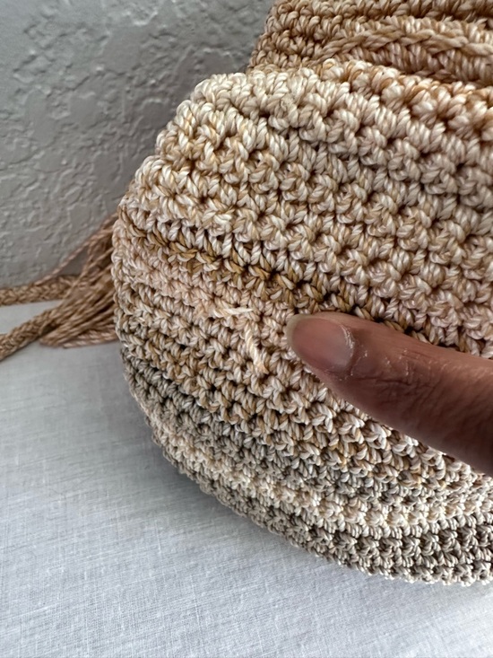 The Sak Crochet Knit Bucket Bag Boho Crossbody Neutral Tan Drawstring Purse - Picture 7 of 14